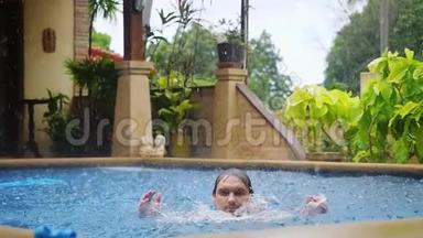 潮湿的白种人在度假时在游泳池里泼水时会享受下雨的乐趣。 1920x1080