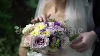 新娘手里的<strong>婚礼</strong>花束`不错。 新娘和新郎的双手戴着戒指，放在一束漂亮的<strong>婚礼</strong>花束上