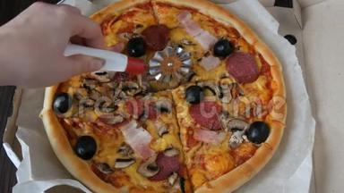 手切一块意大利大比萨饼，里面有黑橄榄、培根、腊肠和奶酪