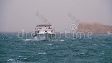 游<strong>船</strong>与游客是在风暴海航行的背景岩石。 埃及