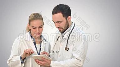 两位专家医学专家讨论了一种治疗病人的方法，同时在白色背景下使用他们的药片。
