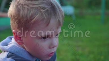 一个小男孩在<strong>炎热的夏天</strong>躺在草坪上玩耍。 孩子们积极地度过闲暇时光