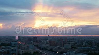 时光流逝。 莫斯科上空美丽的日落.. 大的云游过城市。