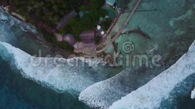 从马尔代夫岛上俯瞰，在豪华的热带酒店度假胜地，摄影师可以到酒吧。 无人机在空中降落