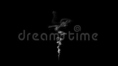 烟雾在孤立的黑色背景上在空气中流动。 抽象和背景元素概念。 4K镜头视频画面效果
