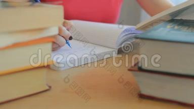 女大学生准备考试和阅<strong>读书籍</strong>和写作笔记