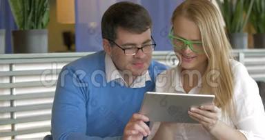 时尚情侣使用平板电脑