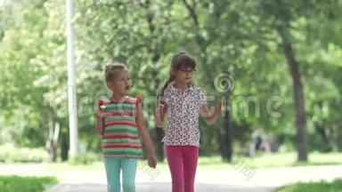 孩子们在夏天的公园里散步，吃<strong>冰淇淋</strong>。 小女孩用<strong>冰淇淋</strong>抹脸