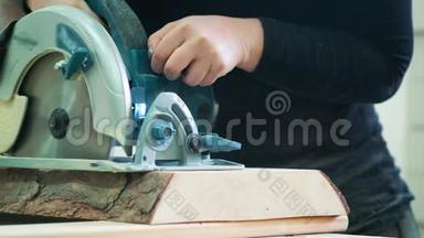 用电锯切割木地板。 木匠锯木头或木板。
