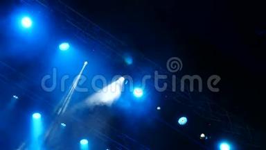 烟雾机的烟雾，同时在摇滚乐队现场表演的聚光灯下。 4K