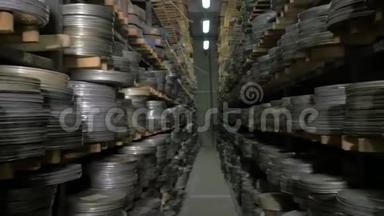 成千上万的胶片卷被储存在胶片档案中。