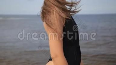 年轻的白种人美丽的女孩，在暑假在海滩上欢快的微笑，穿着比基尼泳装