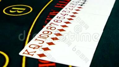 摄像机穿过扑克桌上的扑克牌，特写