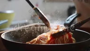 在煎锅中用<strong>红番茄</strong>酱煮和搅拌意大利面。