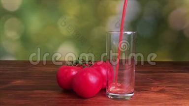 将新鲜番茄汁倒入玻璃杯中，慢镜头高清视频