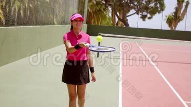 年轻女子在网球拍上弹球