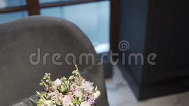 灰色椅子上的新娘婚礼花束