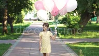 小寿星正拿着一大堆气球在夏天的公园里散步..