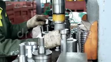工厂的工人用压轴机将轴承压入轮毂，<strong>装配</strong>轮毂，<strong>装配</strong>单元