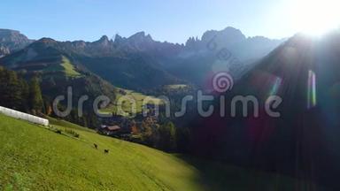 美丽的高山村山景，绿色的草地和牧场，山峰。 南蒂罗尔的多洛米蒂阿尔卑斯山