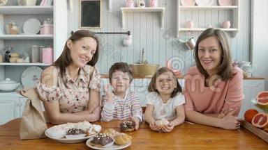 为一个幸福的家庭提供早餐，姐妹双胞胎妈妈带着两个孩子，女孩和男孩早上吃甜点和水果