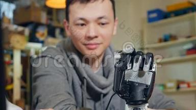 工程师在现代创业办公室与创新仿生机器人手臂。 多利摄像机的动作。