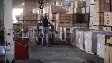 女厂工人头盔运输包装消防砖车间轨道安装龙门吊