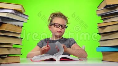 女孩小心翼翼地翻阅着书页。 绿色屏幕。 慢动作