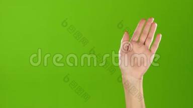 女孩举手向大家挥手告别。 绿色屏幕