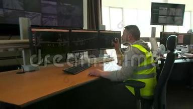 道路服务调度员在现代控制室内使用计算机