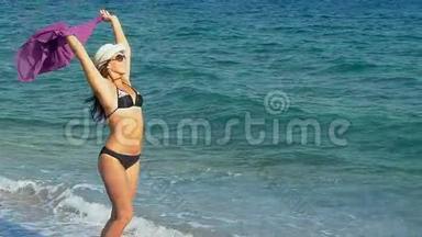 快乐的女孩跳着跳着在海滩上跳舞，女人享受风，自由，假期，暑假的乐趣概念