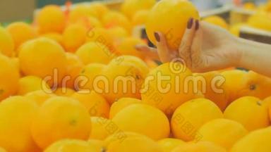 超市里的女孩挑选水果。 水果蔬菜超市选择橘子的女人
