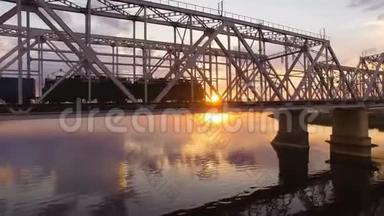 横跨伏尔加河的<strong>铁路</strong>大桥，这是一列<strong>货运</strong>火车。 空中景观