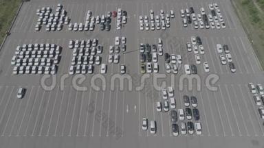 新车仓储停车场鸟瞰图.. 从上面看停车场。