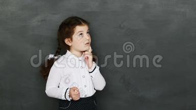 一个小女孩站在黑板前