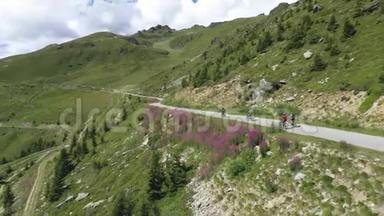 一个登山者在瑞士骑着一条美丽的小径的空中视频。 这段视频是在Verbier附近拍摄的。