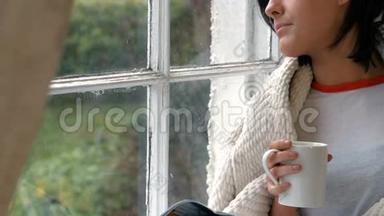 坐在窗台上喝杯咖啡的贵妇人