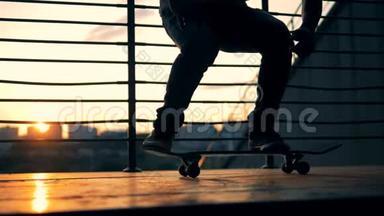 滑板手在日落背景上跳跃，动作缓慢。