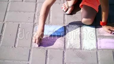 特写，一个戴墨镜的女孩，用彩色蜡笔在沥青上画图纸，铺街砖.. <strong>炎炎夏日</strong>..