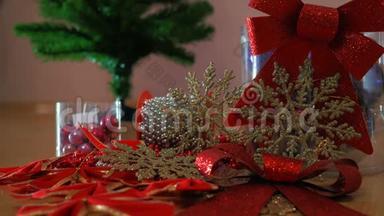 组合设计。 圣诞球，丝带，塑料闪光圣诞雪花装饰。 曼斯手装饰