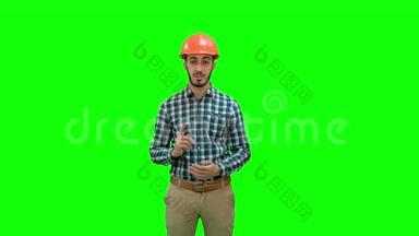 建筑工人在绿色屏幕上获得成功的因素，Chroma键。