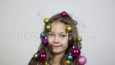 头上戴圣诞装饰品的女孩。