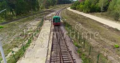小<strong>火车头</strong>沿着森林里的铁路行驶，绿色<strong>火车头</strong>沿着森林路空中行驶