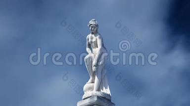 希腊女神像阴云密布，大胆