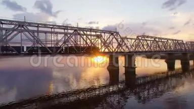横跨伏尔加河的铁路大桥，这是一列货运火车。 空中景观