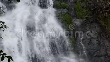 泰国萨里卡大瀑布的顶部向山麓倾斜
