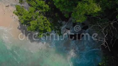 巴厘岛上一个美丽的蓝色泻湖海滩的空中拍摄，那里有<strong>晶莹</strong>剔透的蓝色海水和白色的沙滩