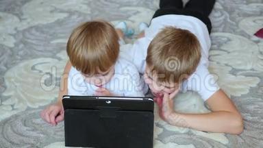 孩子们在平板电脑上看卡通