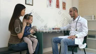 男儿科医生用手检查小女孩的体温，给她温度计