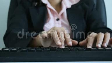 女人的手在键盘上打字，用鼠标和周围的声音